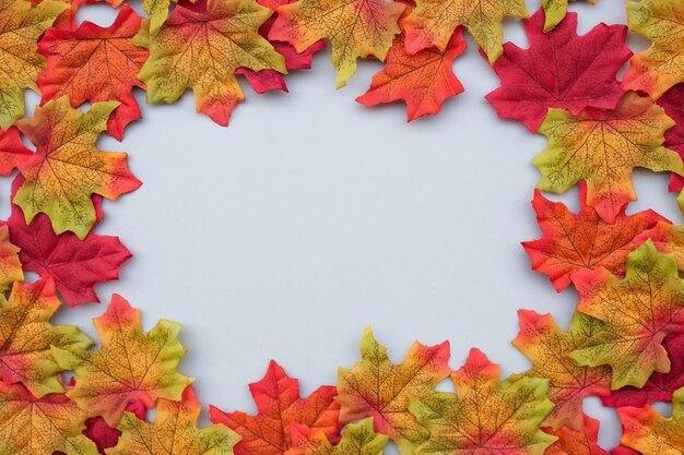 Hermosa composición de hojas de otoño sobre fondo azul claro con espacio de copia