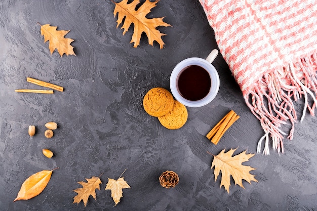 Hermosa composición otoñal con café y bufanda