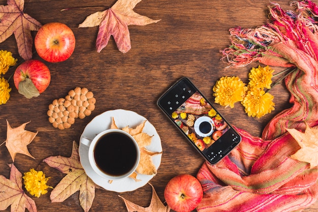 Hermosa composición de otoño con café y teléfono inteligente