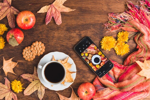 Hermosa composición de otoño con café y teléfono inteligente