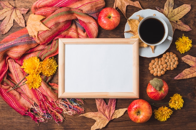 Hermosa composición de otoño con marco blanco