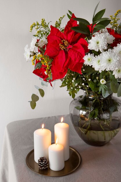 Hermosa composición de poinsettia roja