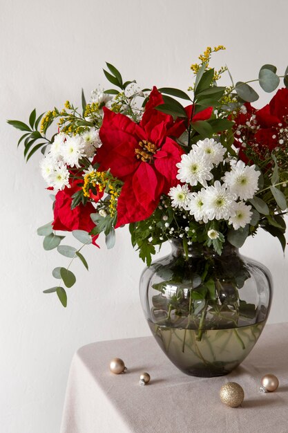 Hermosa composición de poinsettia roja