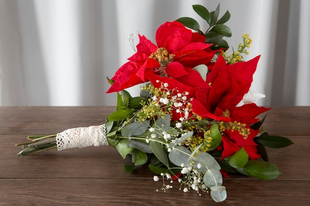 Hermosa composición de poinsettia roja