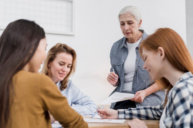 Hermosa comunidad de mujeres juntas