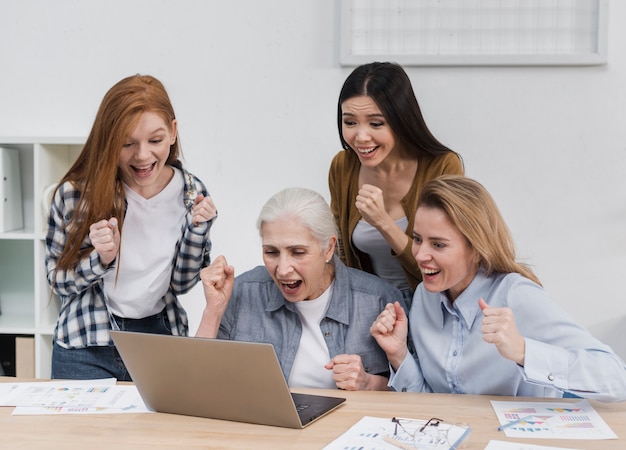 Hermosa comunidad de mujeres juntas