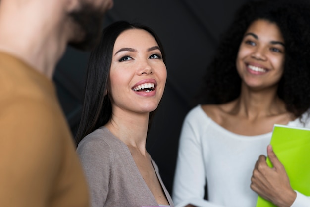 Hermosa comunidad de mujeres sonrientes