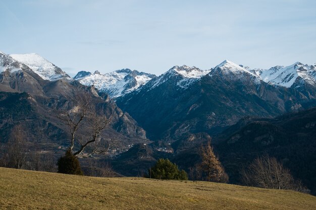 Hermosa cordillera cubierta de nieve