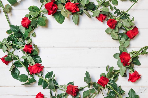 Foto gratuita hermosa corona de rosas