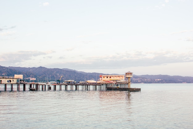 Hermosa costa de una ciudad