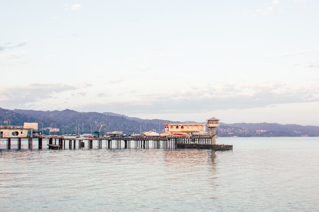 Hermosa costa de una ciudad