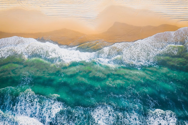 Hermosa costa con fotografía de drone de agua de mar clara