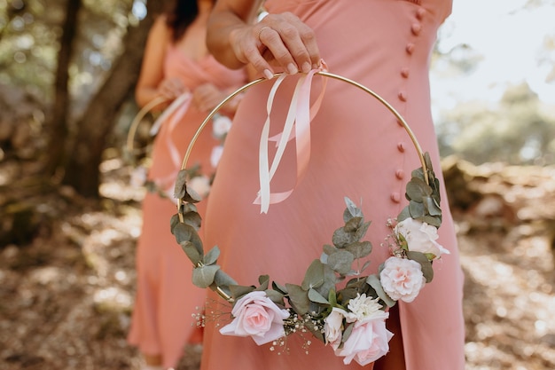 Hermosa dama de honor sosteniendo un ramo de flores