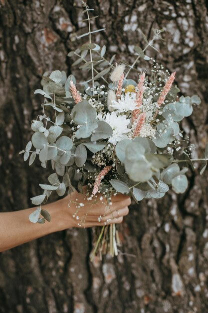 Hermosa dama de honor sosteniendo un ramo de flores