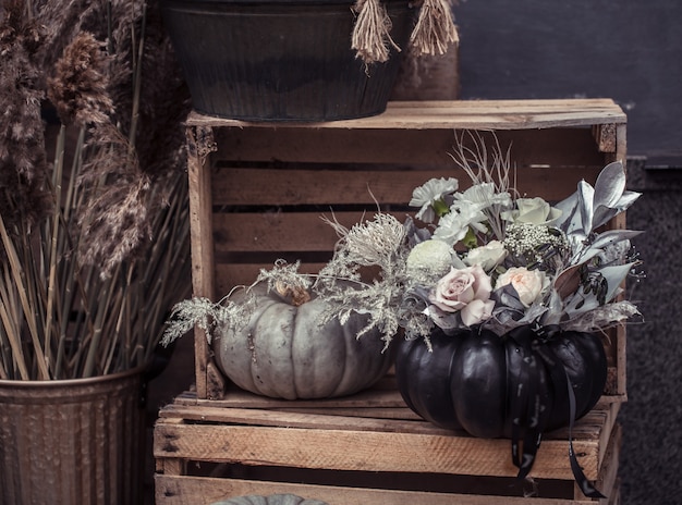 Hermosa decoración de la calle otoño con calabazas y flores.