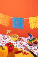 Foto gratuita hermosa decoración de fiesta mexicana con comida