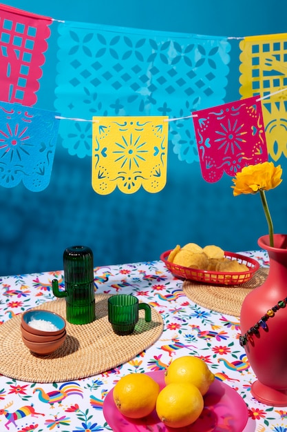 Foto gratuita hermosa decoración de fiesta mexicana con comida