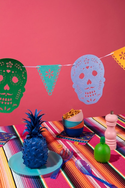 Foto gratuita hermosa decoración de fiesta mexicana con comida