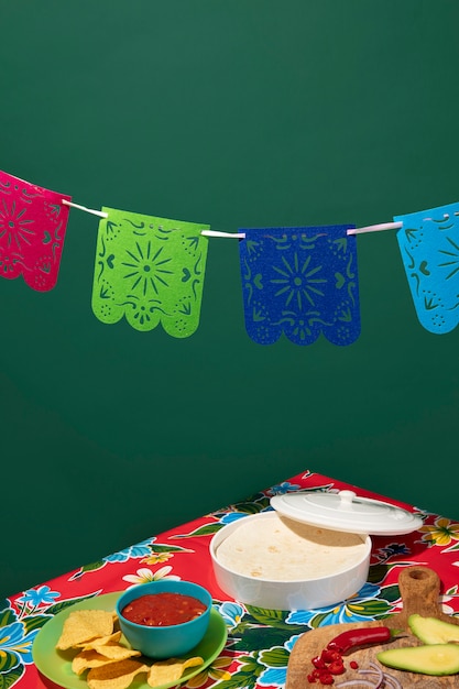 Hermosa decoración de fiesta mexicana con comida