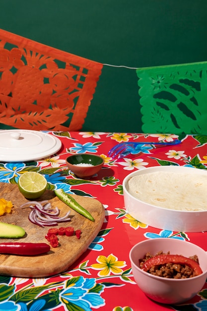 Hermosa decoración de fiesta mexicana con comida