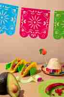 Foto gratuita hermosa decoración de fiesta mexicana con comida