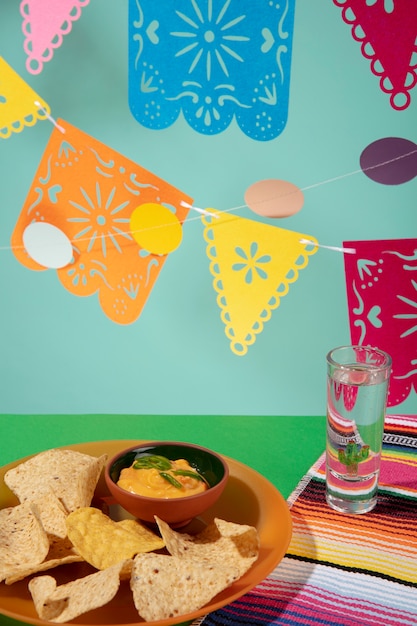 Foto gratuita hermosa decoración de fiesta mexicana con comida