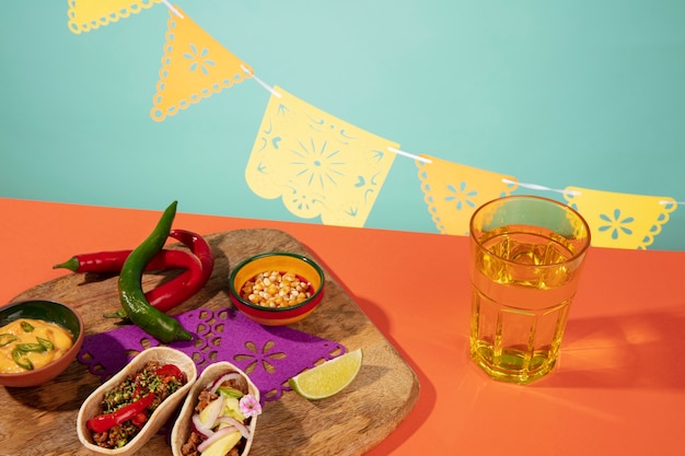 Foto gratuita hermosa decoración de fiesta mexicana con comida