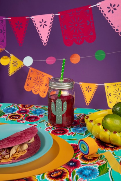 Foto gratuita hermosa decoración de fiesta mexicana con comida