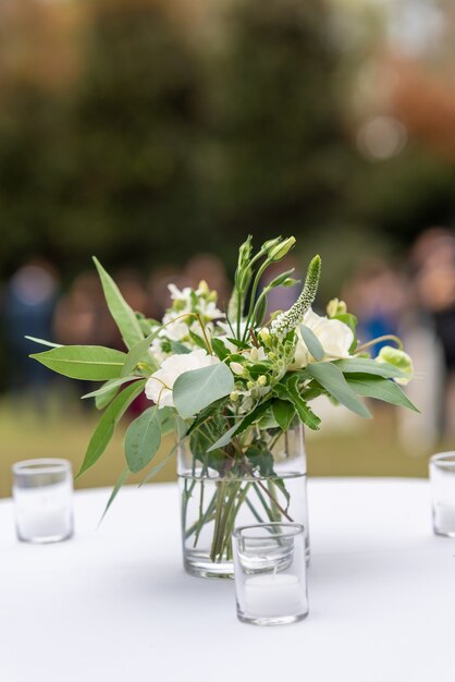 Hermosa decoración floral con flores de pétalos blancos en un salón de bodas