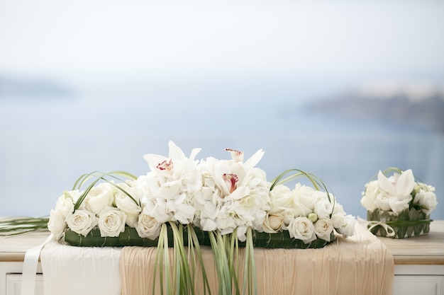 Hermosa decoración de flores en la mesa de la boda