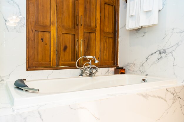 Hermosa decoración interior del baño con bañera blanca de lujo para tomar un baño