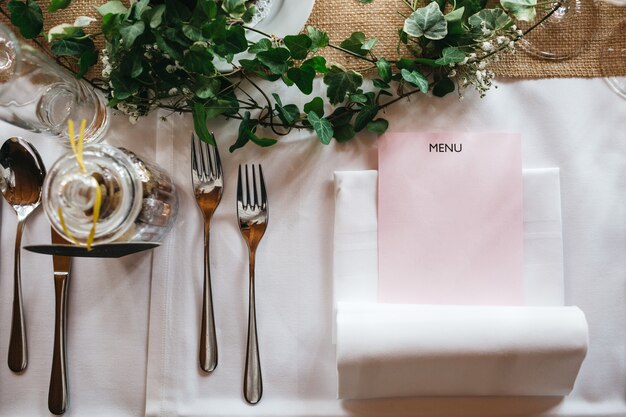 Hermosa decoración de la mesa en el restaurante.