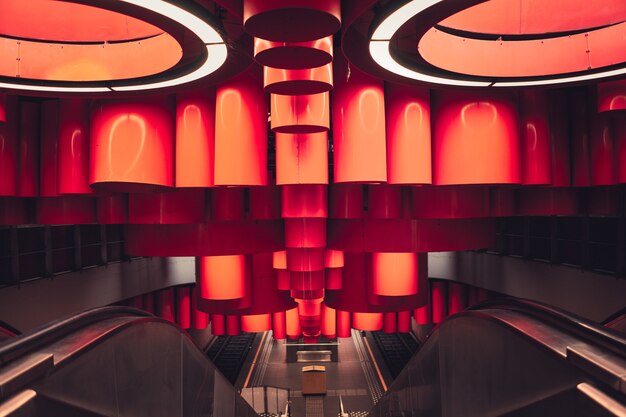 Hermosa decoración moderna dentro de un edificio con escaleras mecánicas en Bruselas, Bélgica