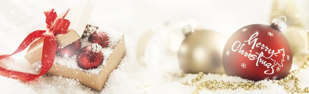 Hermosa decoración de Navidad con caja de regalo y nieve