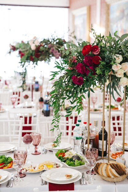 Hermosa decoración de un restaurante de bodas