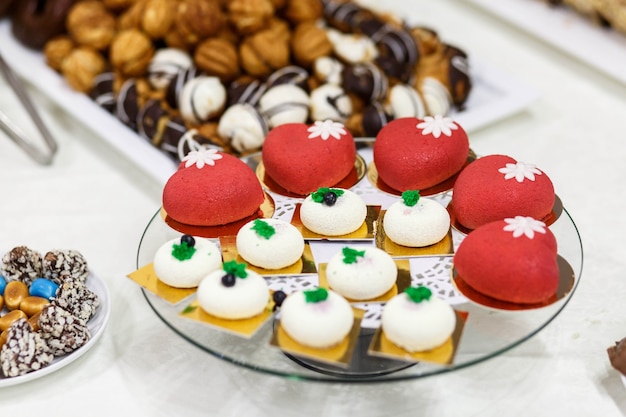 hermosa y deliciosa mesa dulce para la celebración de una boda