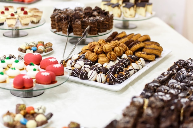 hermosa y deliciosa mesa dulce para la celebración de una boda