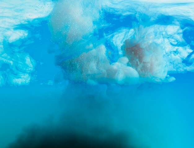 Hermosa densa nube azul bajo el agua