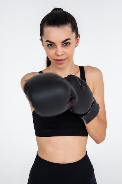 Foto gratuita hermosa deportista enojada en guantes de boxeo en fondo blanco