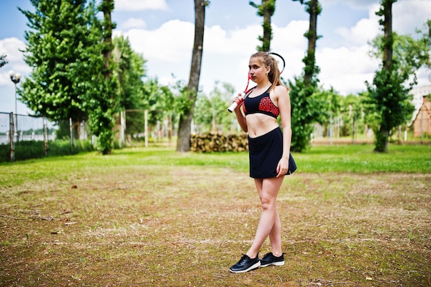 Hermosa deportista mujer tenista con raqueta en traje de ropa deportiva