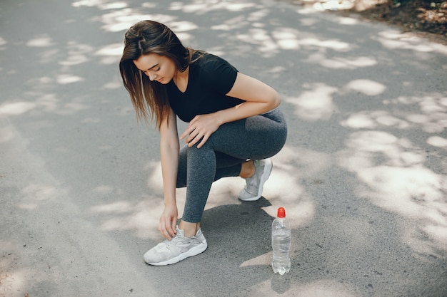 Hermosa deportista en un parque soleado de verano