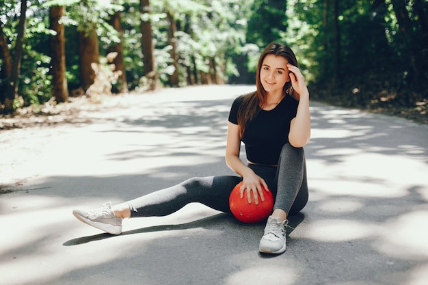 Hermosa deportista en un parque soleado de verano