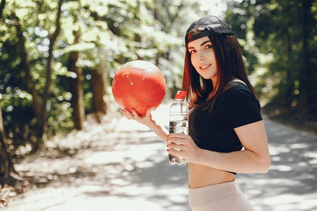 Hermosa deportista en un parque soleado de verano