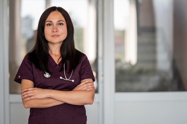 Hermosa doctora en uniforme en el hospital