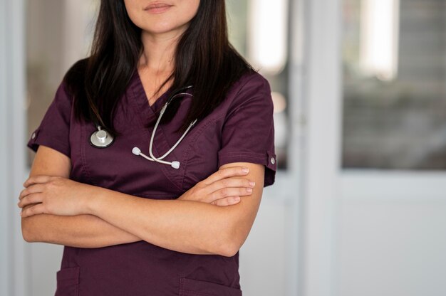 Hermosa doctora en uniforme en el hospital