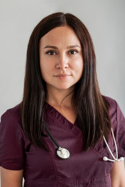 Hermosa doctora en uniforme en el hospital