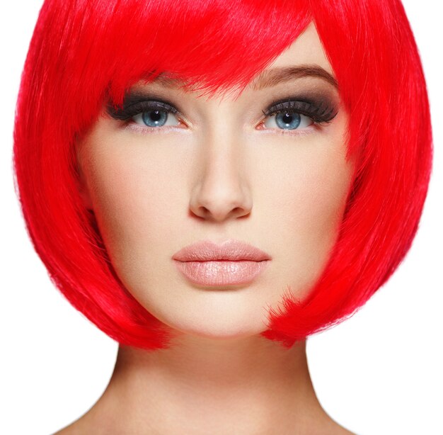 Hermosa e impresionante mujer con peinado bob color rojo.