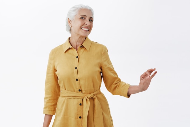 Foto gratuita hermosa y elegante abuela sonriendo complacida sobre fondo blanco.