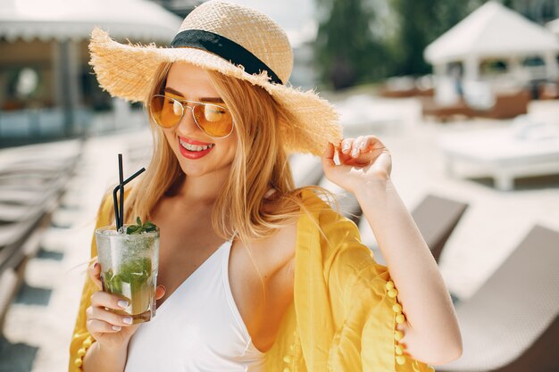 Hermosa y elegante chica en un resort