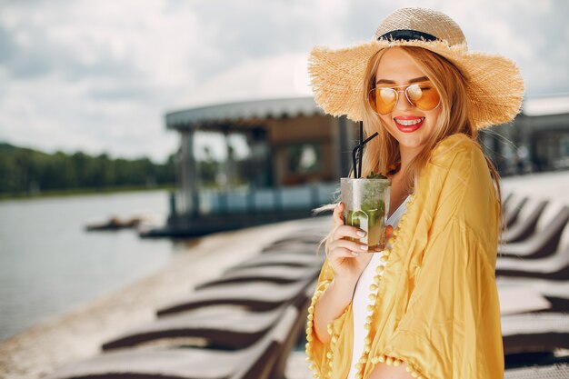 Hermosa y elegante chica en un resort